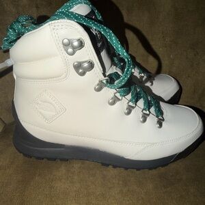 The North Face Back to Berkeley winter/hiking/snow boots